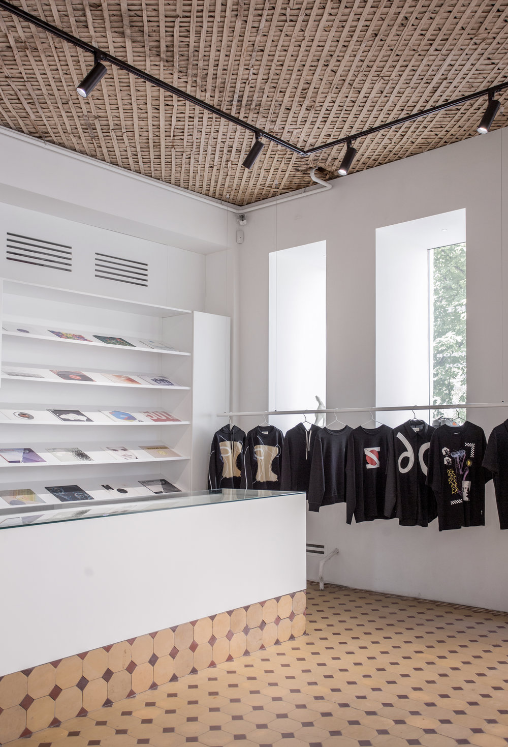 乌克兰基辅“辛迪加”裁缝店，旧建筑中的现代空间魔法-11