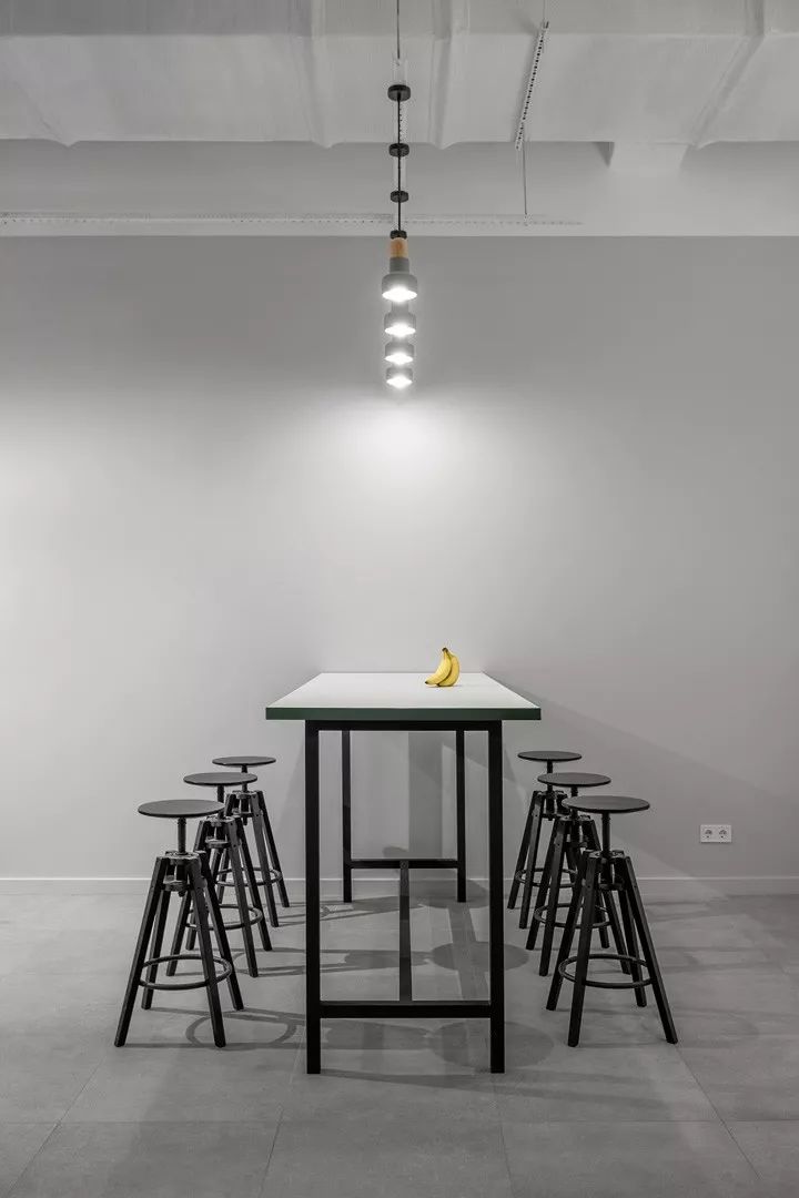 乌克兰 AmoMedia 办公室 | 工业风与活力的红绿碰撞-14