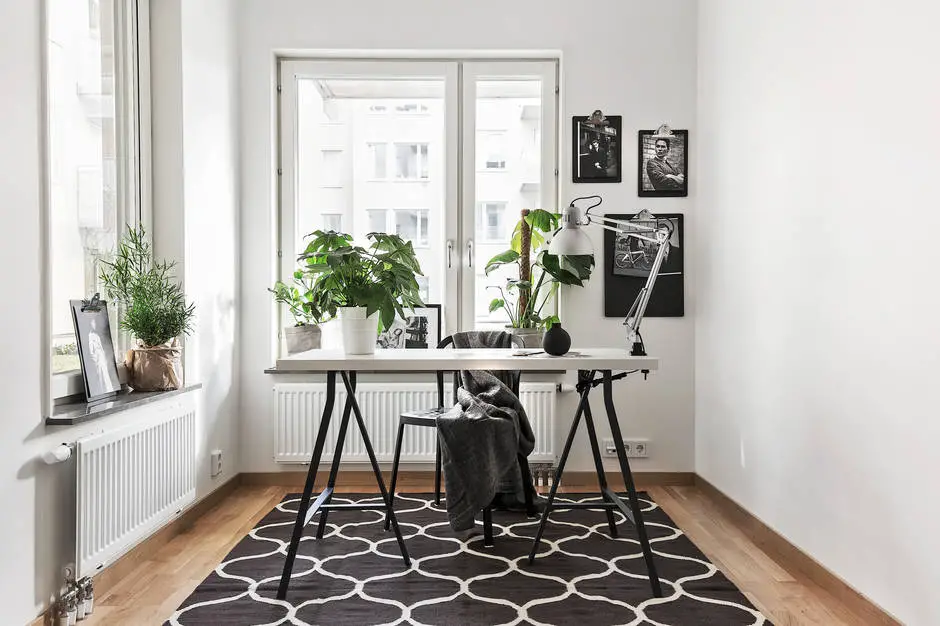 巧妙改造！衣架变客厅照片展示架-15