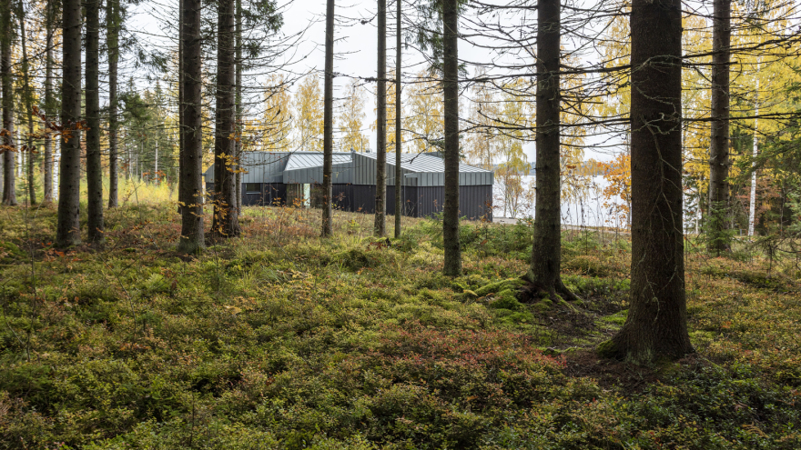 芬兰湖畔的黑色木屋-36