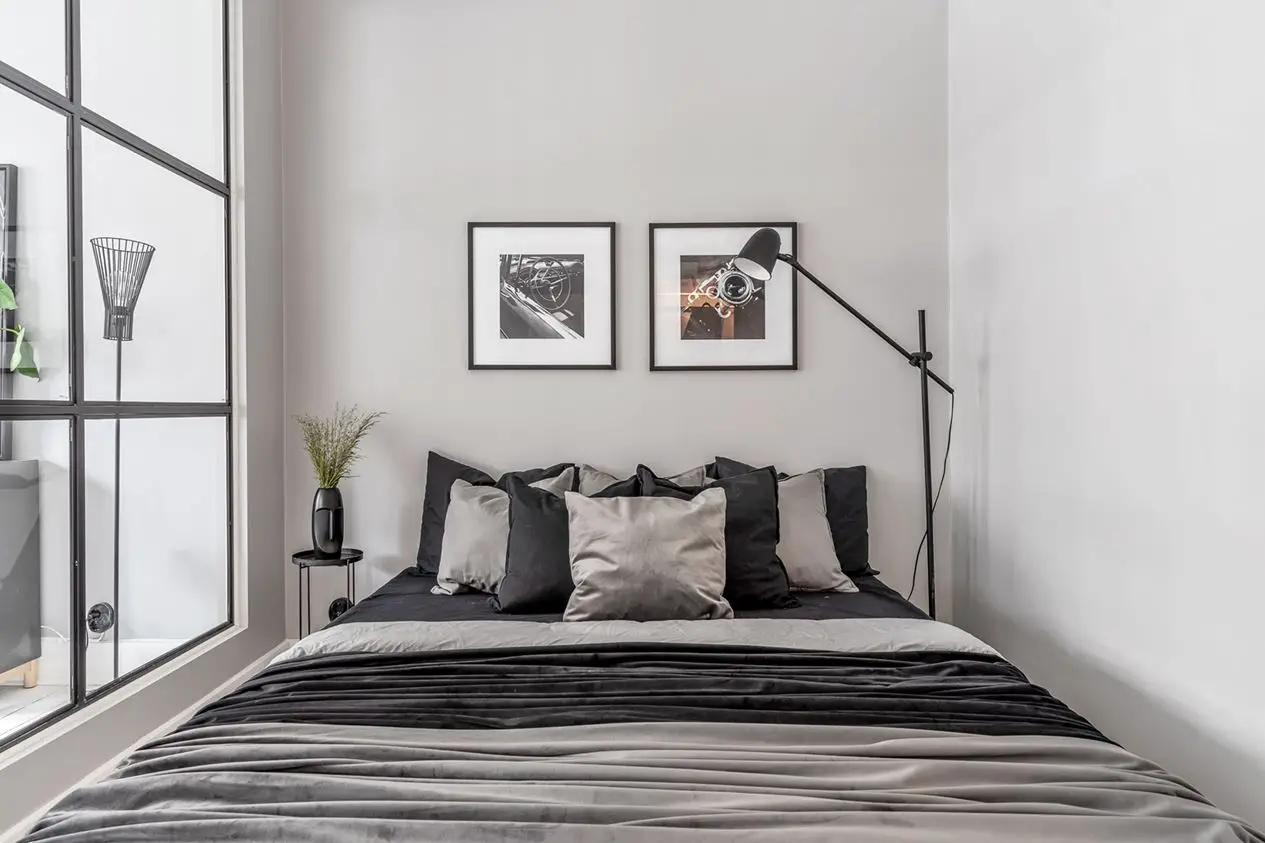 瑞典城市大型工作室公寓的完美改造-6