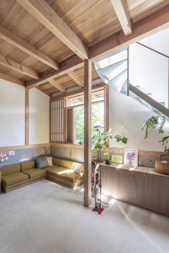 旗竿地に立つ店舗併用住宅 半地下につくったのは“景色”を見渡せ、落ち着く大空間 | Architecture | 100%LiFE-12