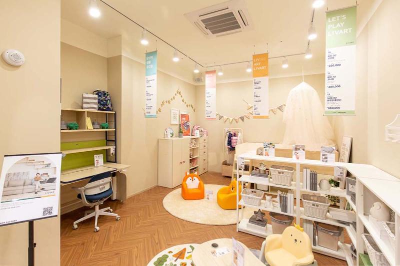 90 平米的购物商场，以品牌颜色为主题的室内设计-21