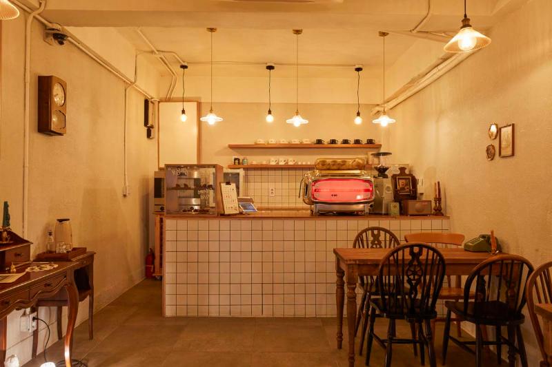 简约白色基调，9 坪咖啡厅的温馨魅力-4