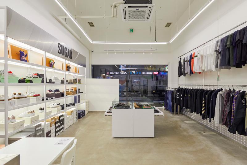 SUGAR 时尚简约 18 平米服装店设计-5