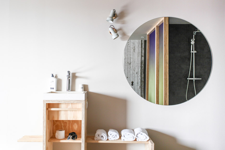 阿姆斯特丹酒店木制浴缸与天空屏幕打造禅意空间-11