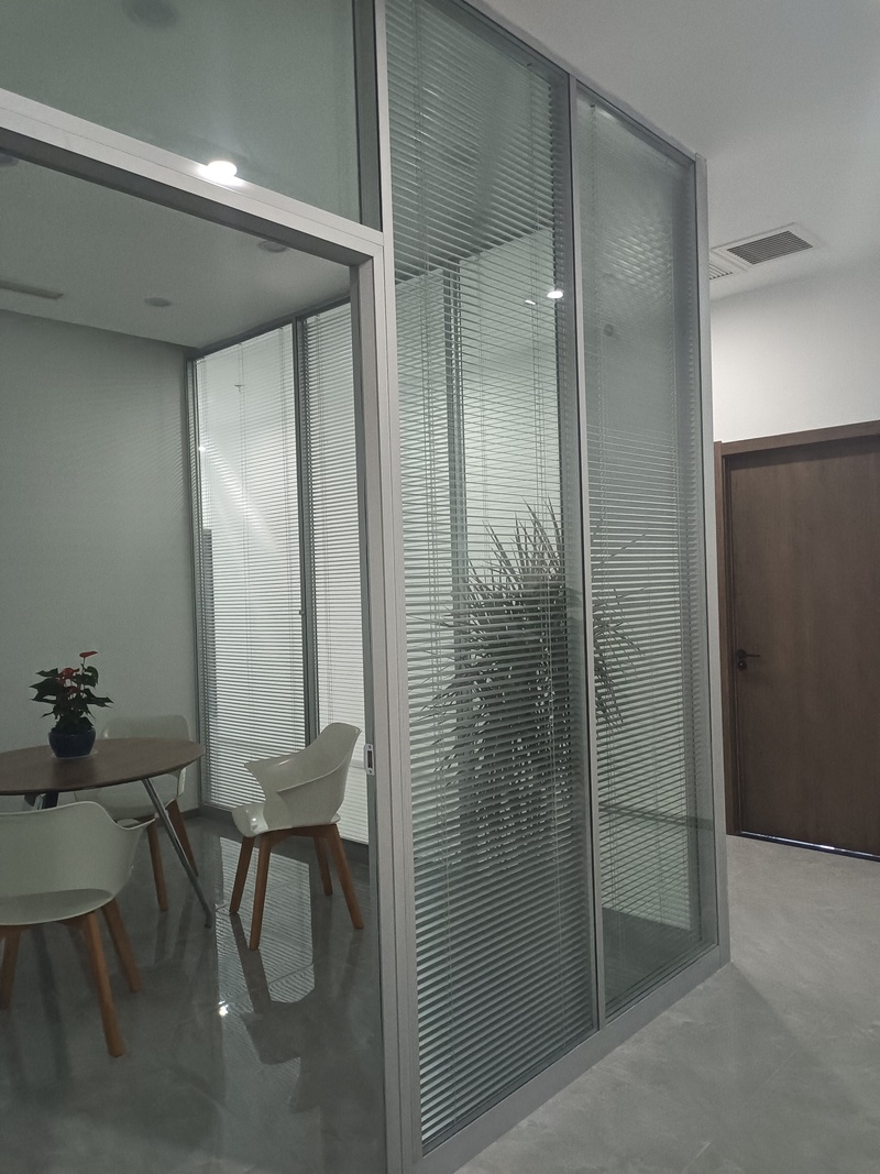 重庆汽博中心现代简约风格办公室设计-8