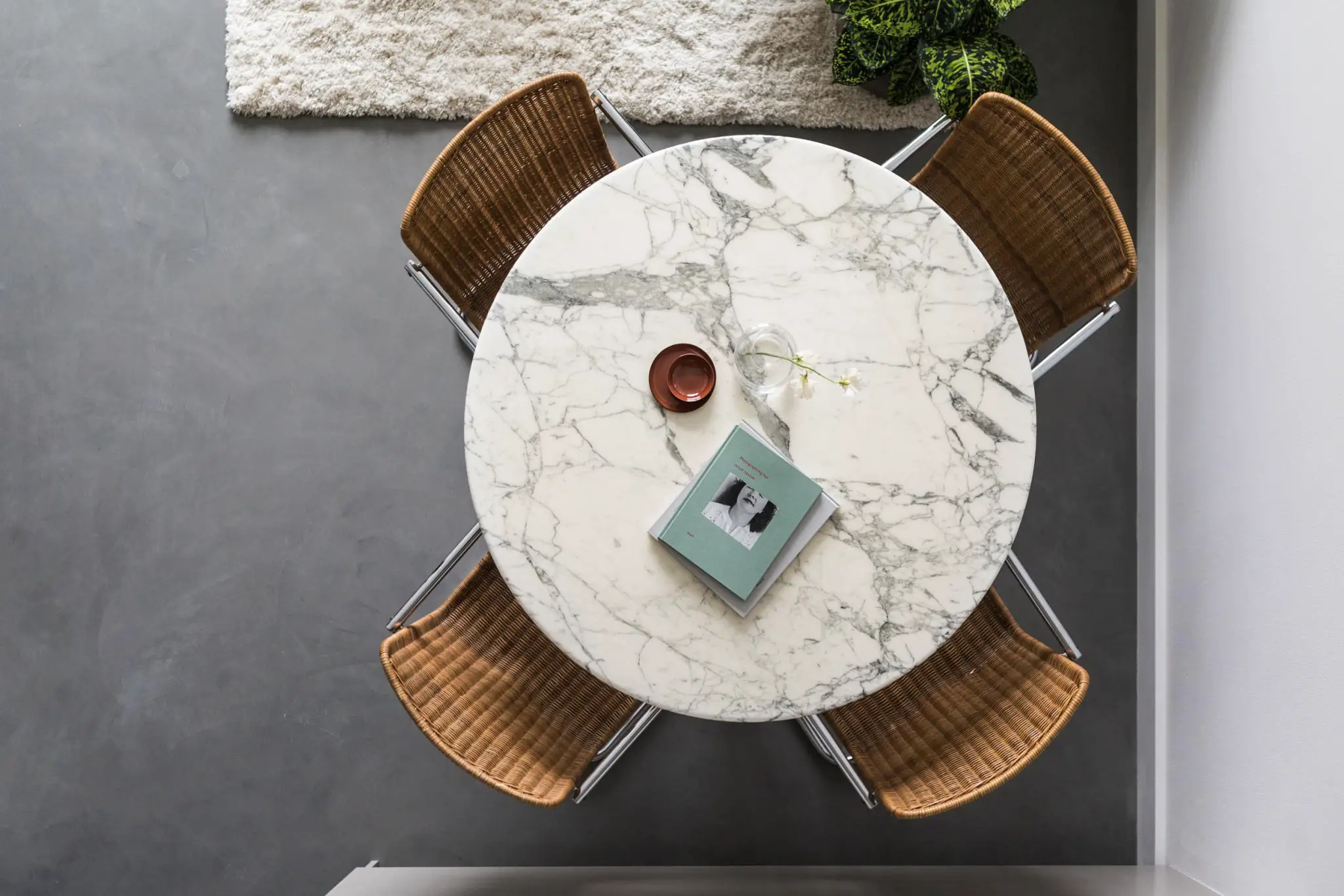 35 平米小公寓，混凝土与轻木打造开阔空间-3