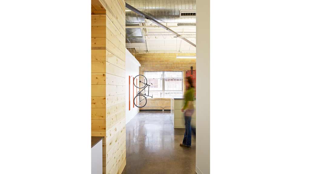 Denver 的 Turner 建筑事务所 | Gensler 设计打造紧凑型办公空间-2