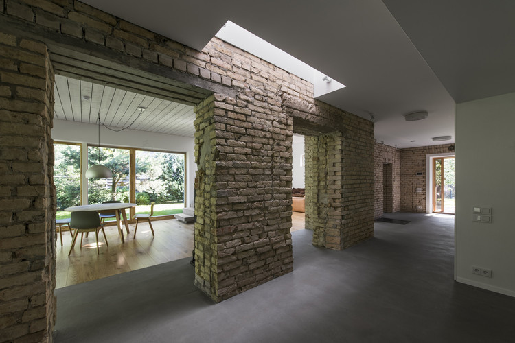 松树林中的现代住宅-14