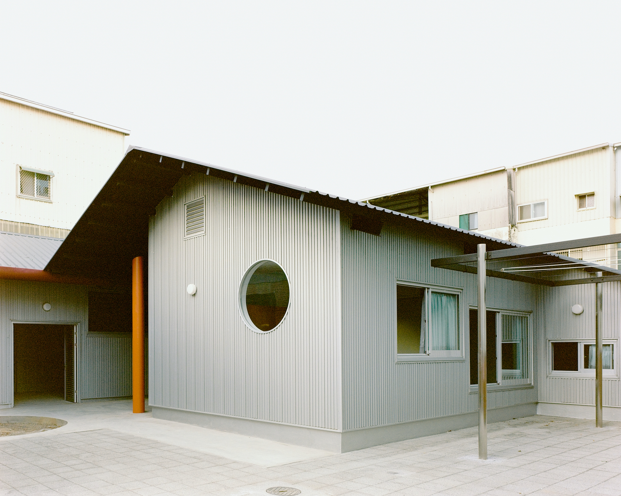 Double Roof House / Studio Tngtetshiu-28