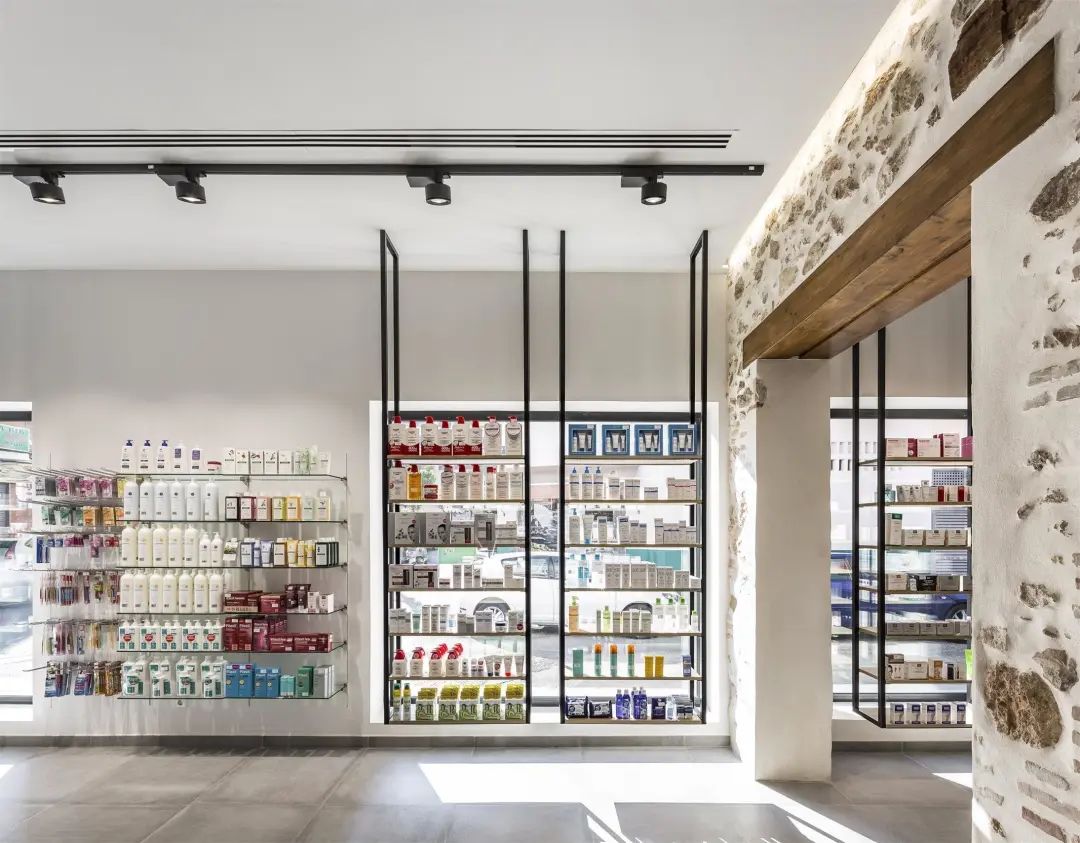 老建筑内的现代药店设计-11