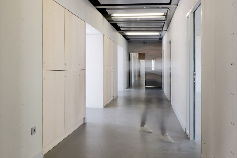 融入乡村环境的 ENSAE 学院,轻盈钢构展现简约抽象之美-45