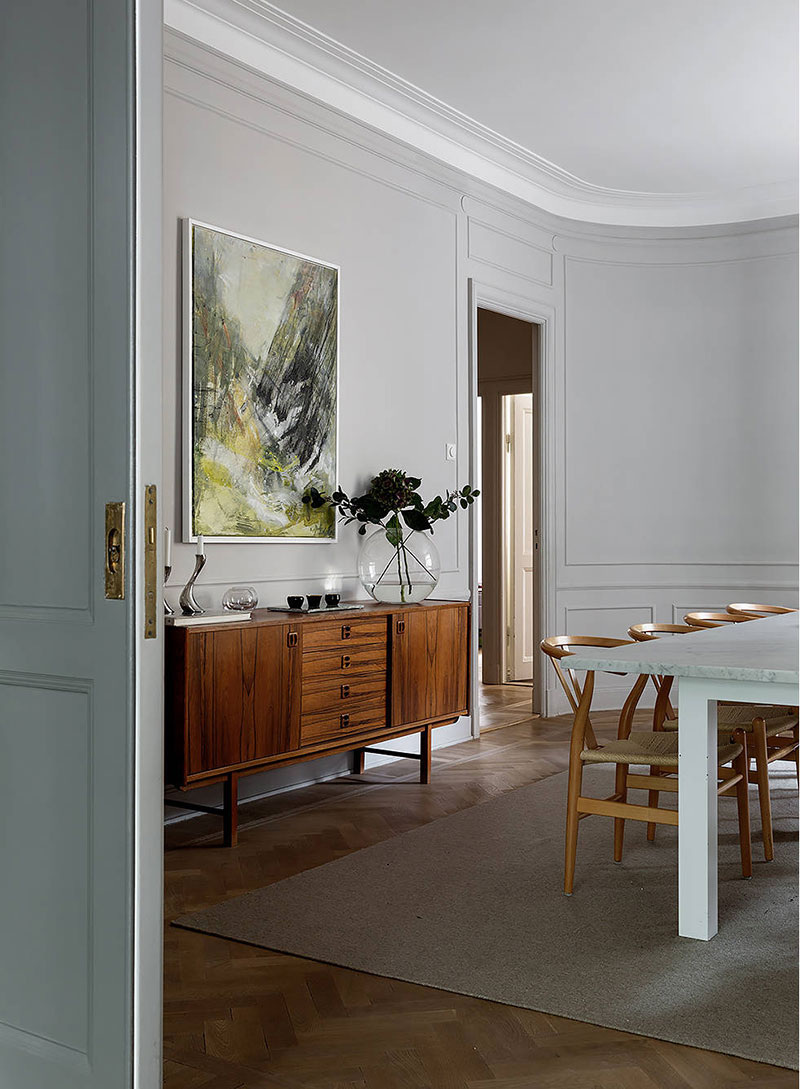 斯德哥尔摩历史建筑中的大胆暗色调公寓设计-11