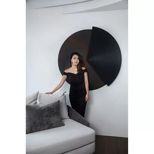 胡桃木+高级灰，纯粹而艺术的现代空间-8