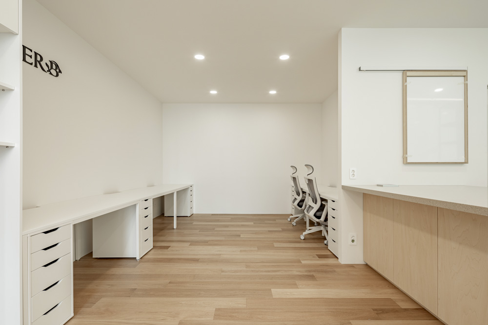 白色与木质的优雅融合 | 53 度商务办公室设计-11