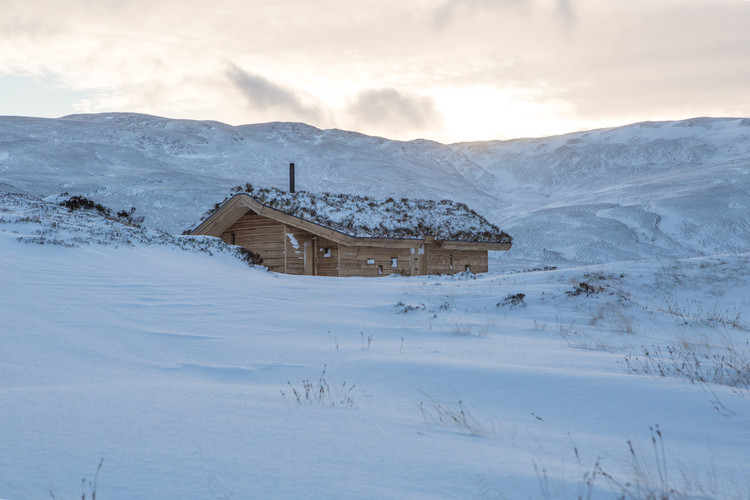 苏格兰高地上的木质避世小屋-15