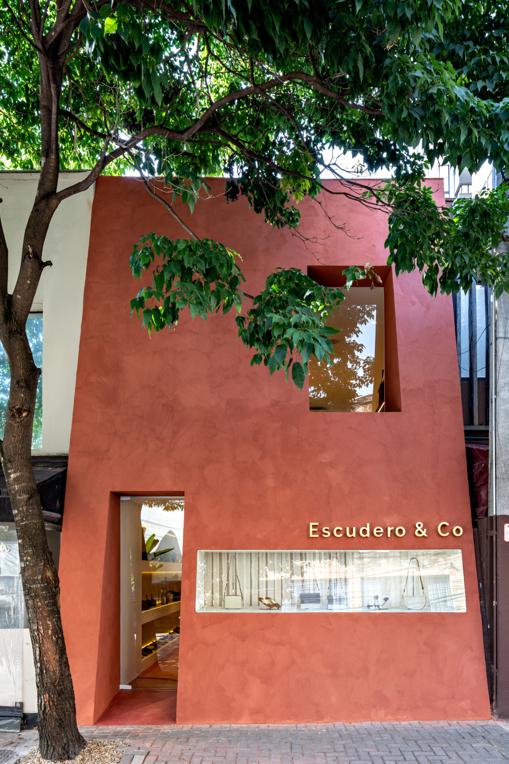 巴西极简皮包店,彰显永恒设计风格-10