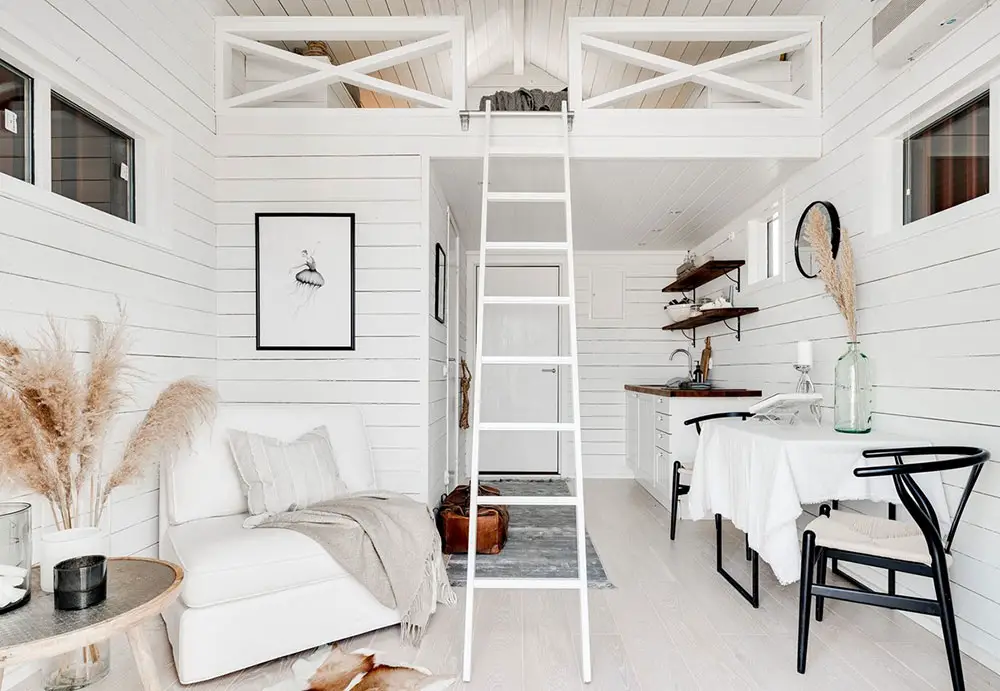 海边 15m²迷你小屋，纯白 Scandi 风设计惊艳-1