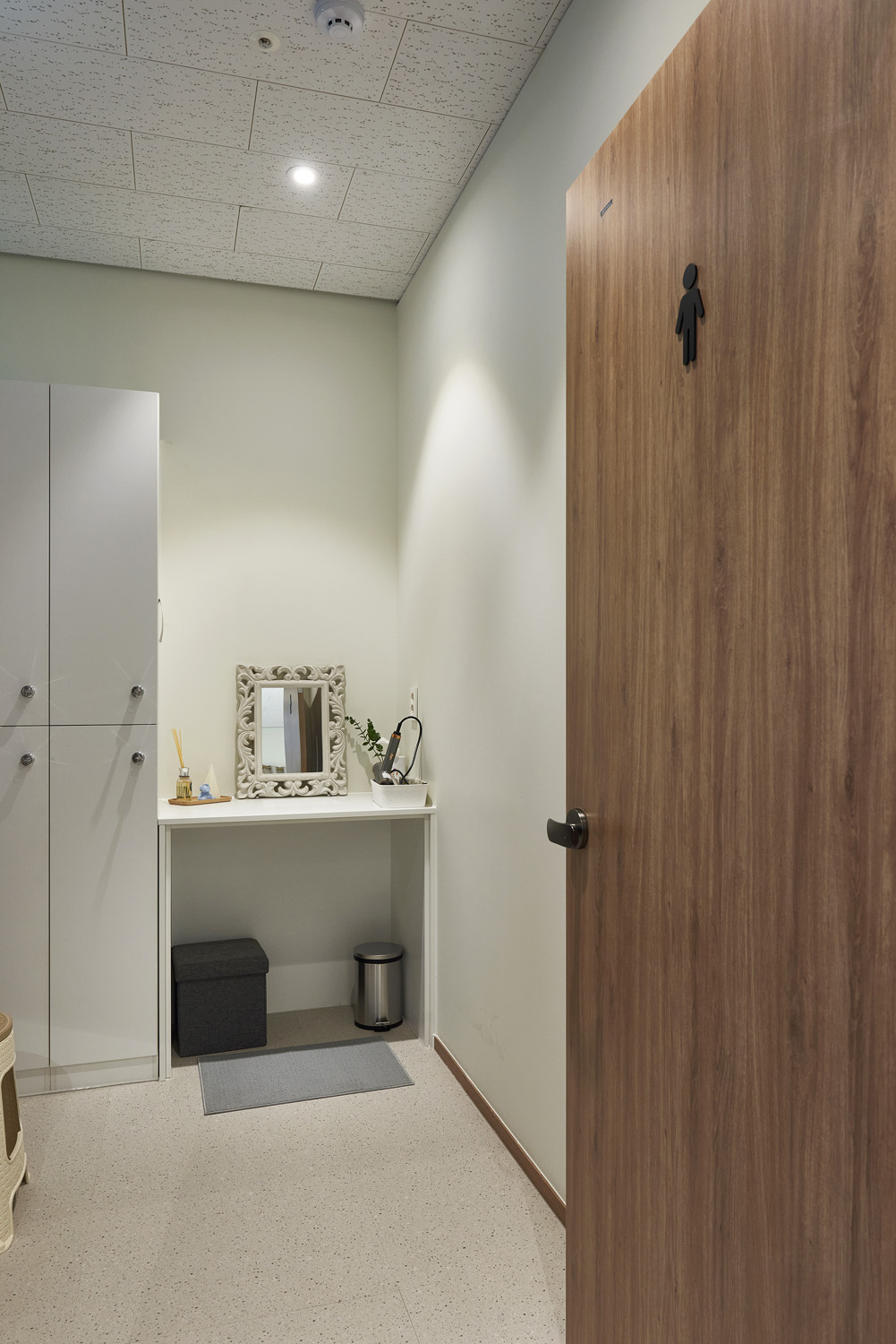 31 坪白色与木质的极简主义宠物店设计-19