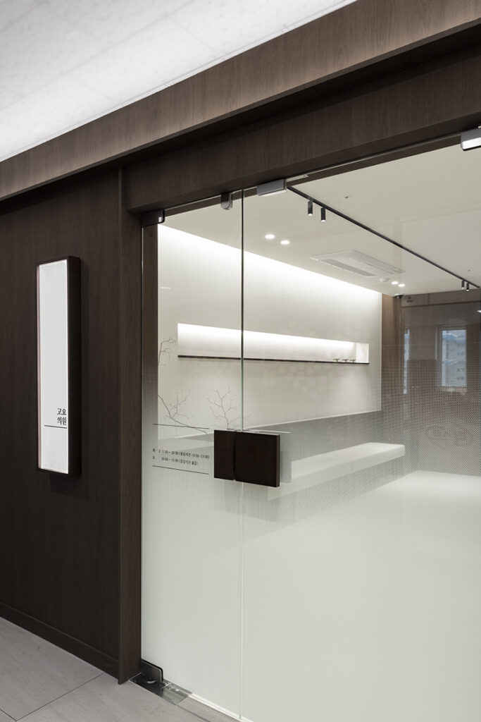 高级皮肤管理中心 | 白色与木质的优雅融合-22