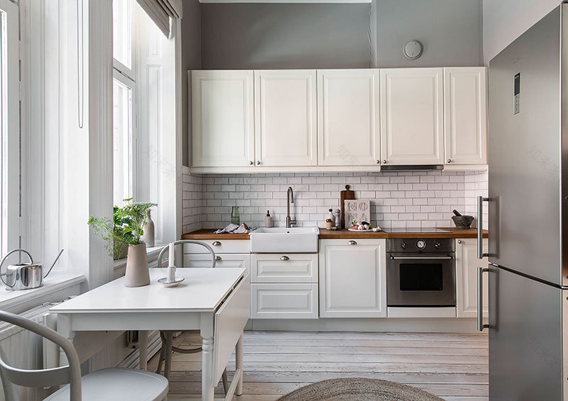 瑞典温馨公寓设计 | 书架与暖色调打造舒适空间-11