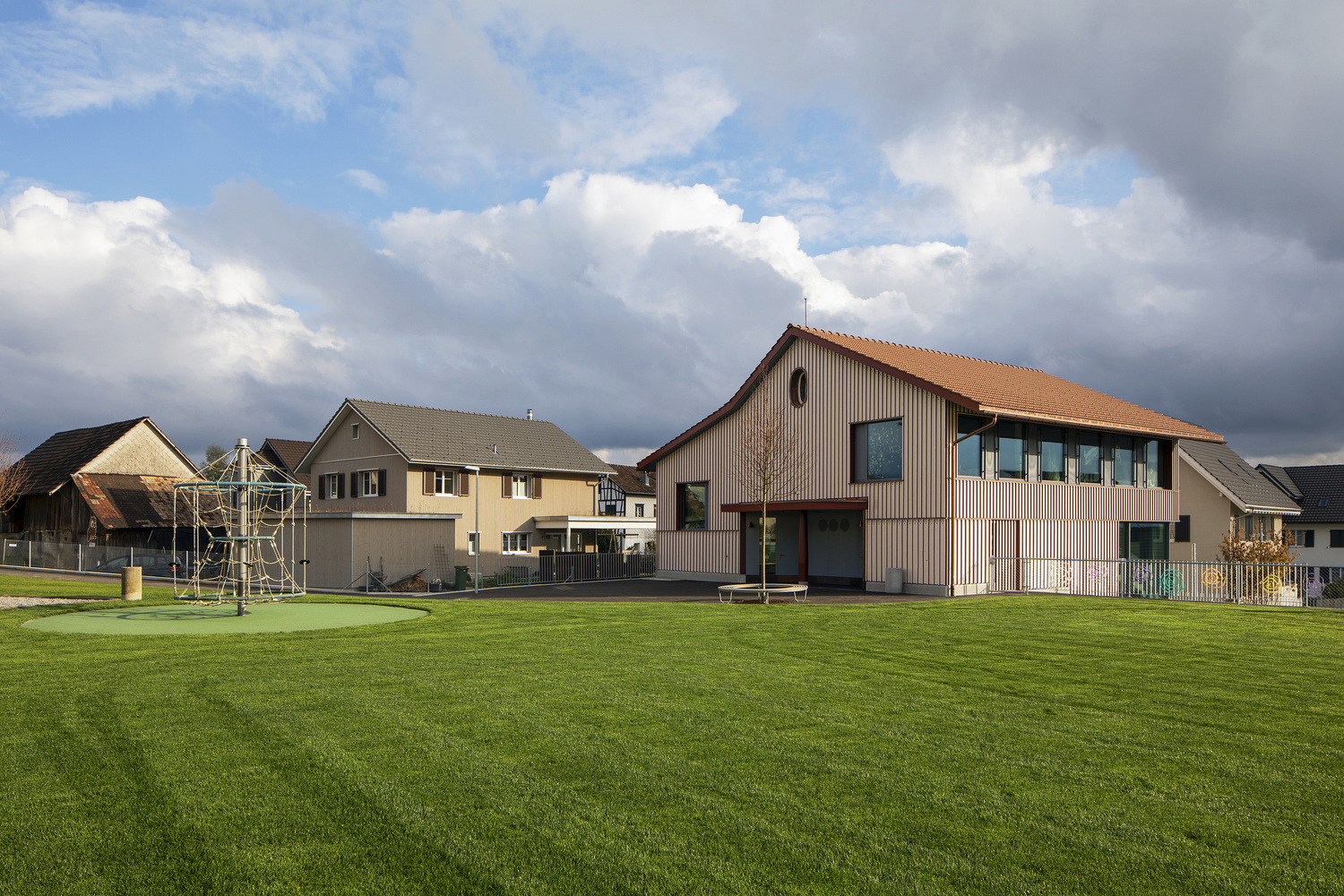 瑞士 Zihlschlacht 幼儿园 · 螺旋木构魅力-43