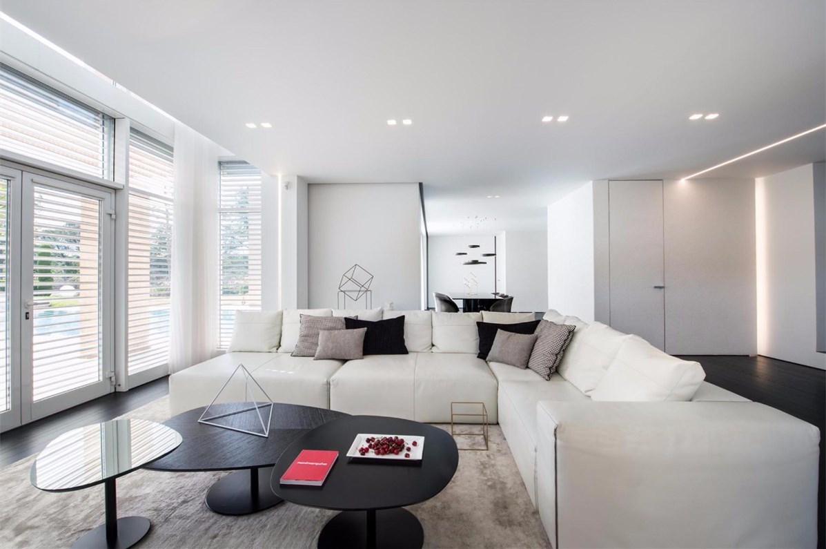 现代黑白内饰碰撞极简风的别墅-6