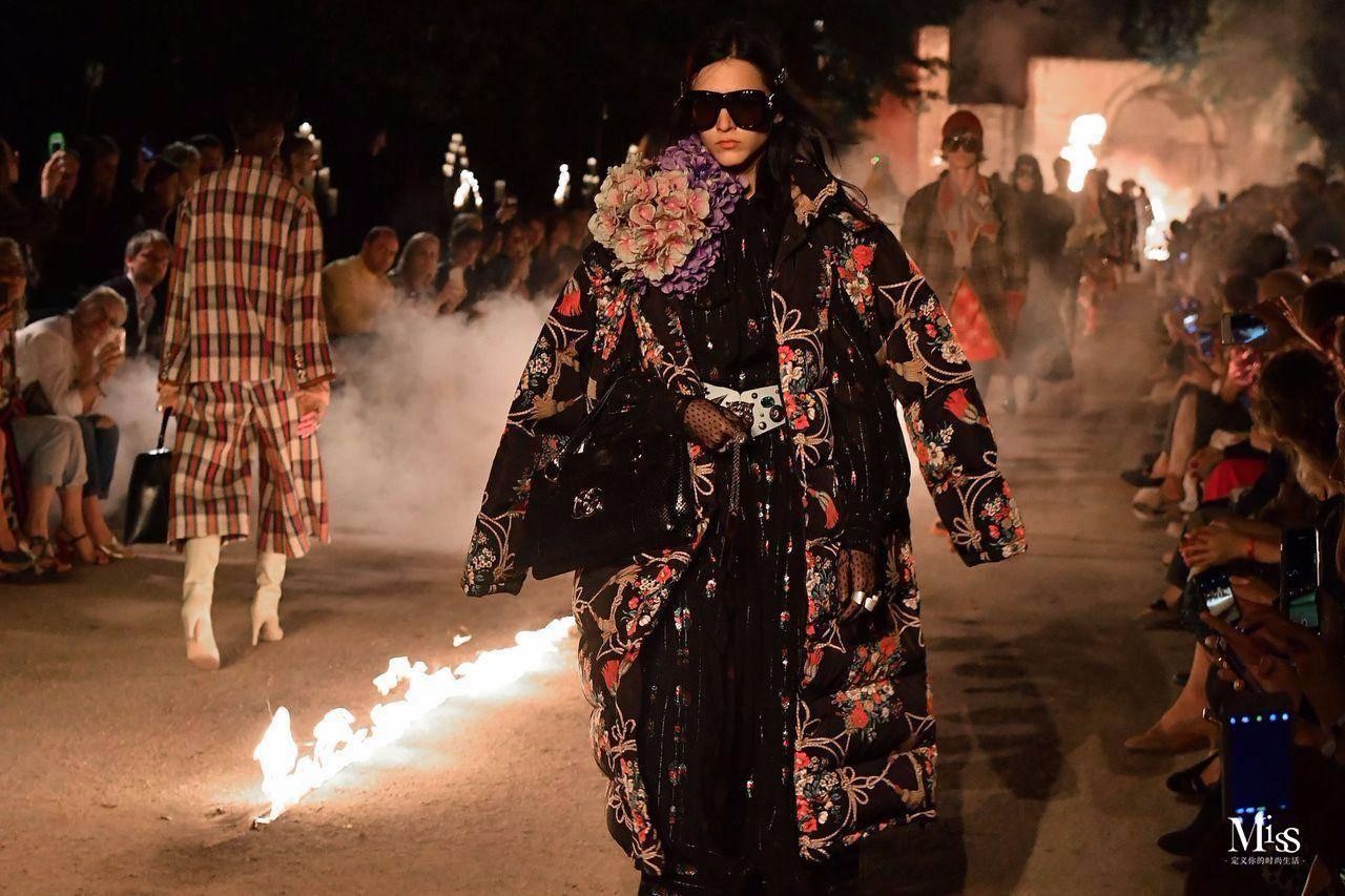 古驰 2019 早春秀 | 死亡与浪漫的奇妙融合-23