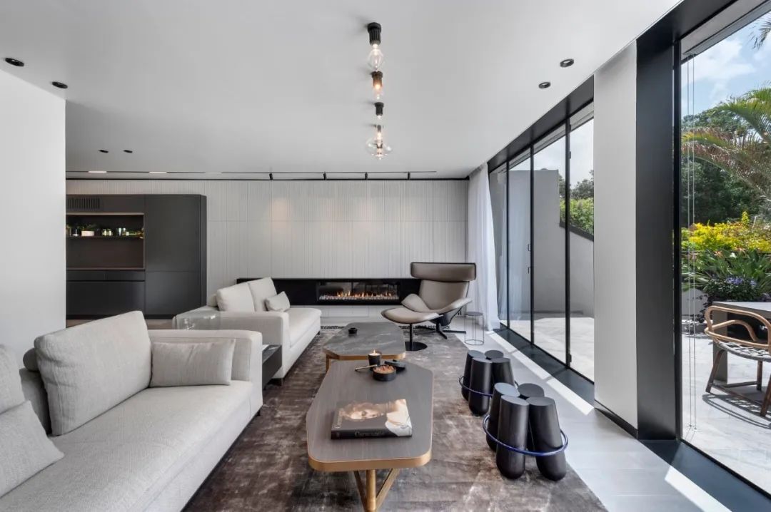 Aviram Kushmirski 打造轻奢风空间，黑白色调与实木地板的完美搭配-5