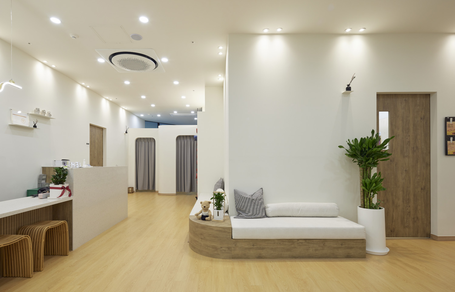 舒适 67 平瑜伽学院，白色与木纹的宁静空间-3