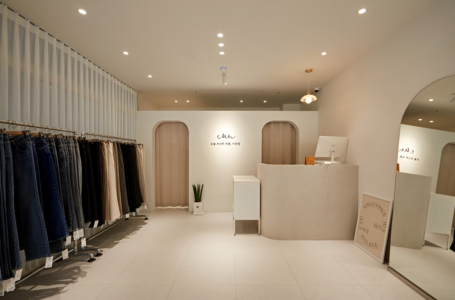 温馨 12 平女性服饰店，诠释白色与木纹之美-4