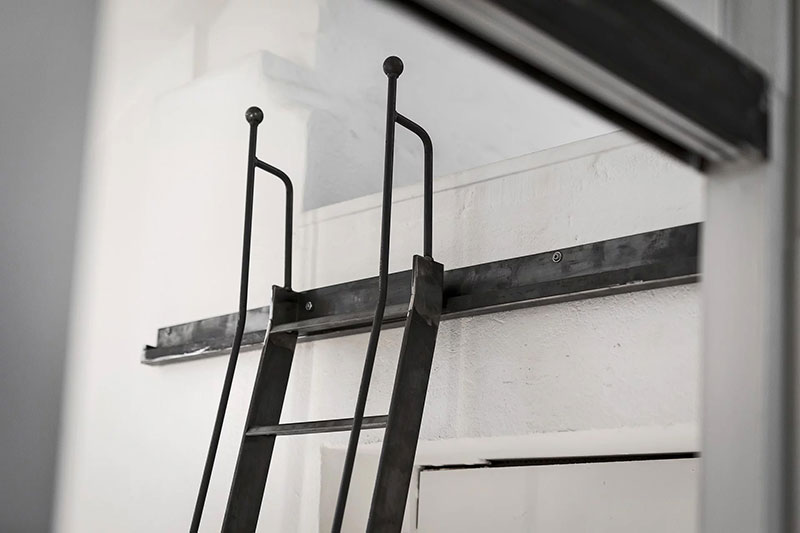 瑞典黑白双层公寓设计-23