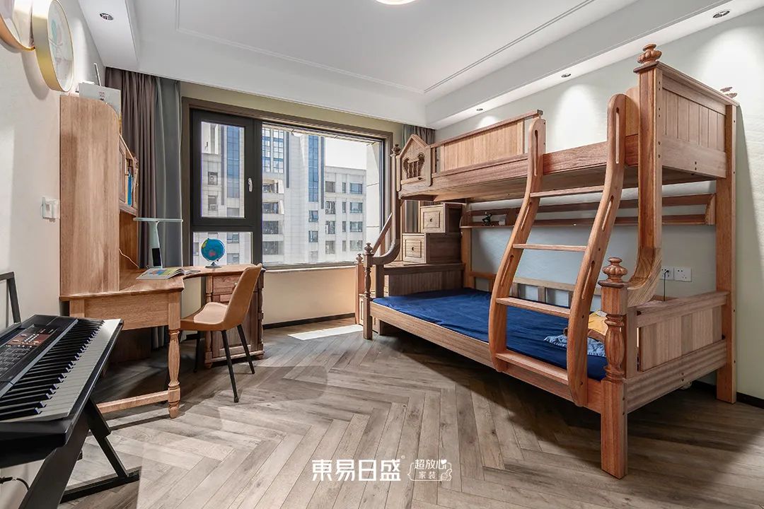 90后夫妻220㎡现代简约的家，三室变四室，被主卧圈粉了！-90