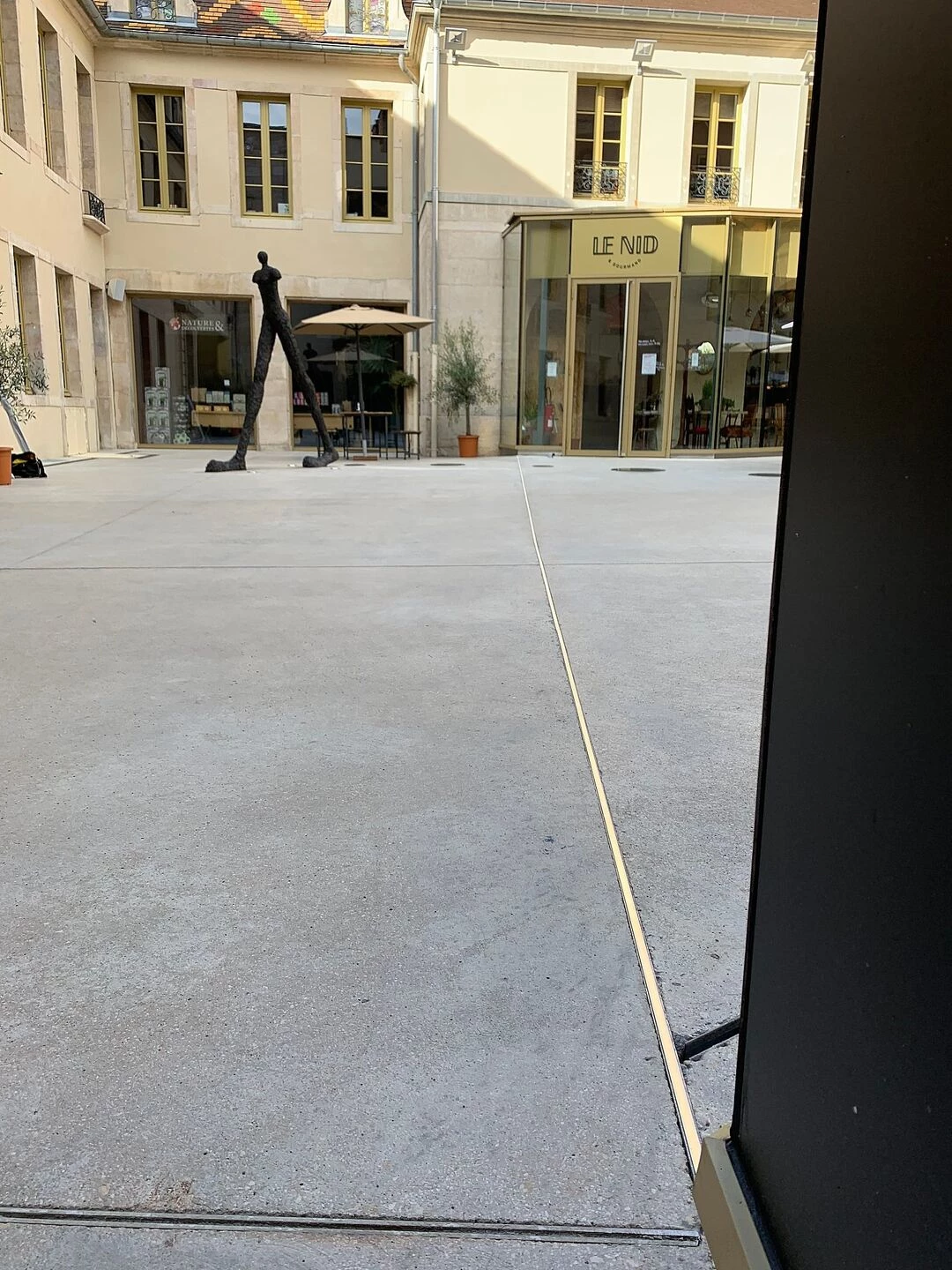 法国迪戎 Cour Bareuzai 历史建筑里的现代绿色办公空间-17