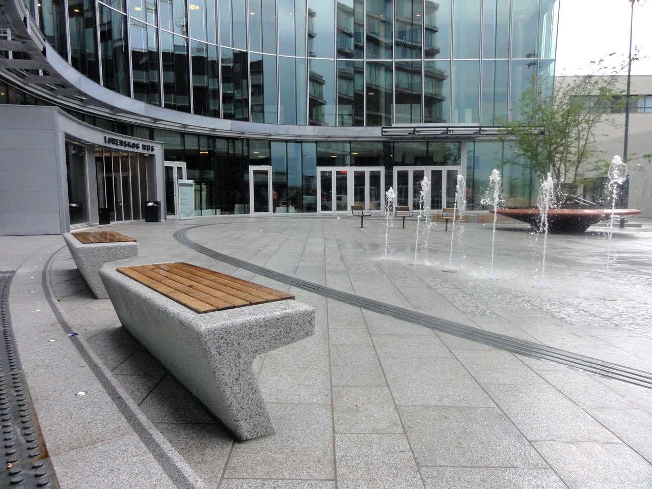 挪威 Lørenskog 中心广场 | 石材与绿植的和谐搭配-5