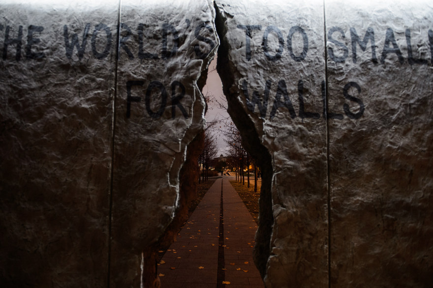 《The Berlin Wall's Crack》(《柏林墙的裂缝》)丨德国-16