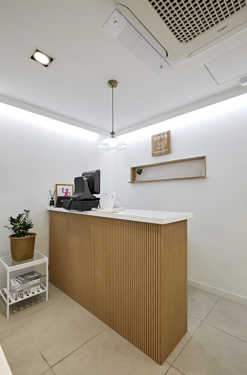 15 坪极简双色调餐厅设计，打造清爽美食空间-10