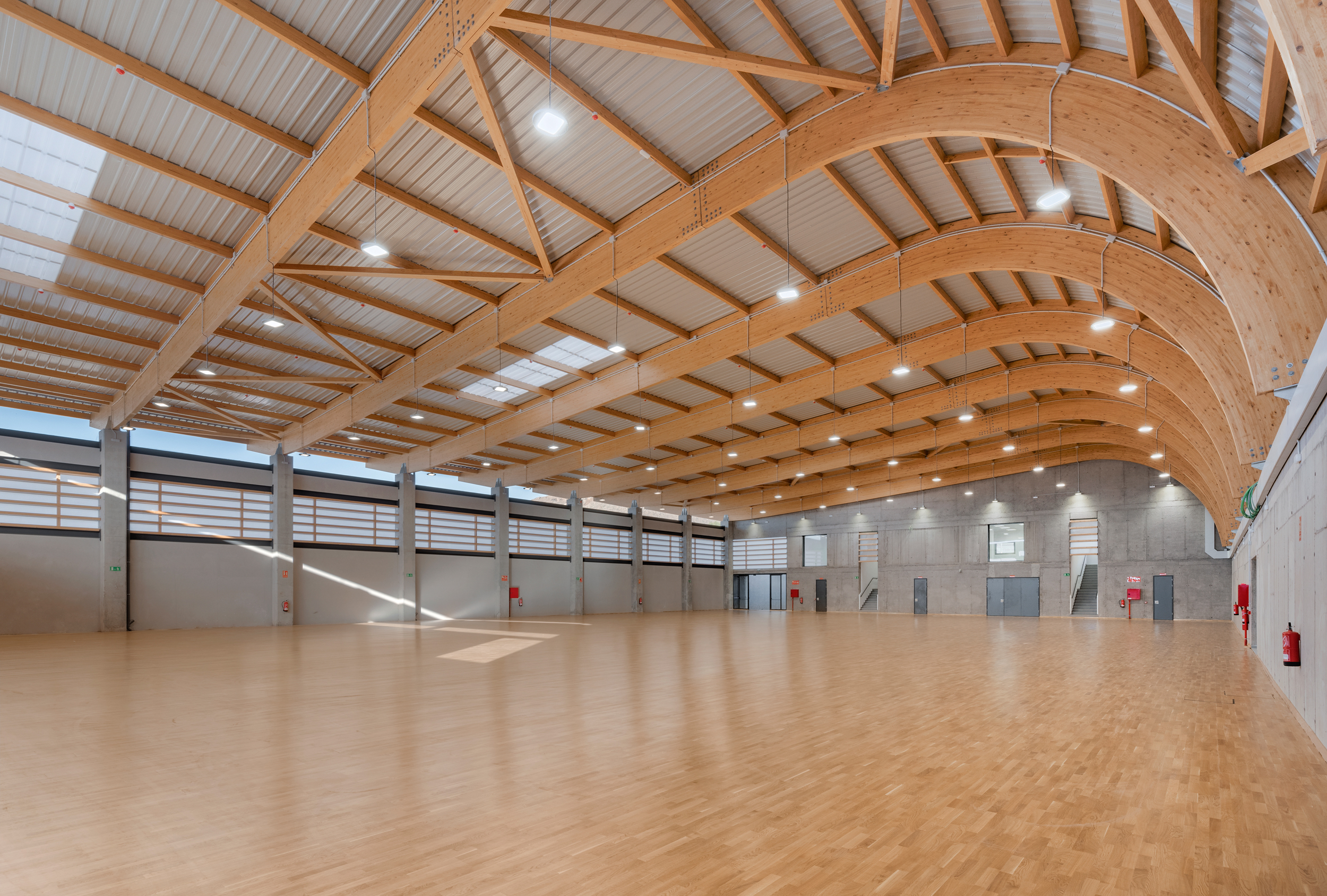 西班牙 Tenerife 岛上的曲线金属运动馆-0