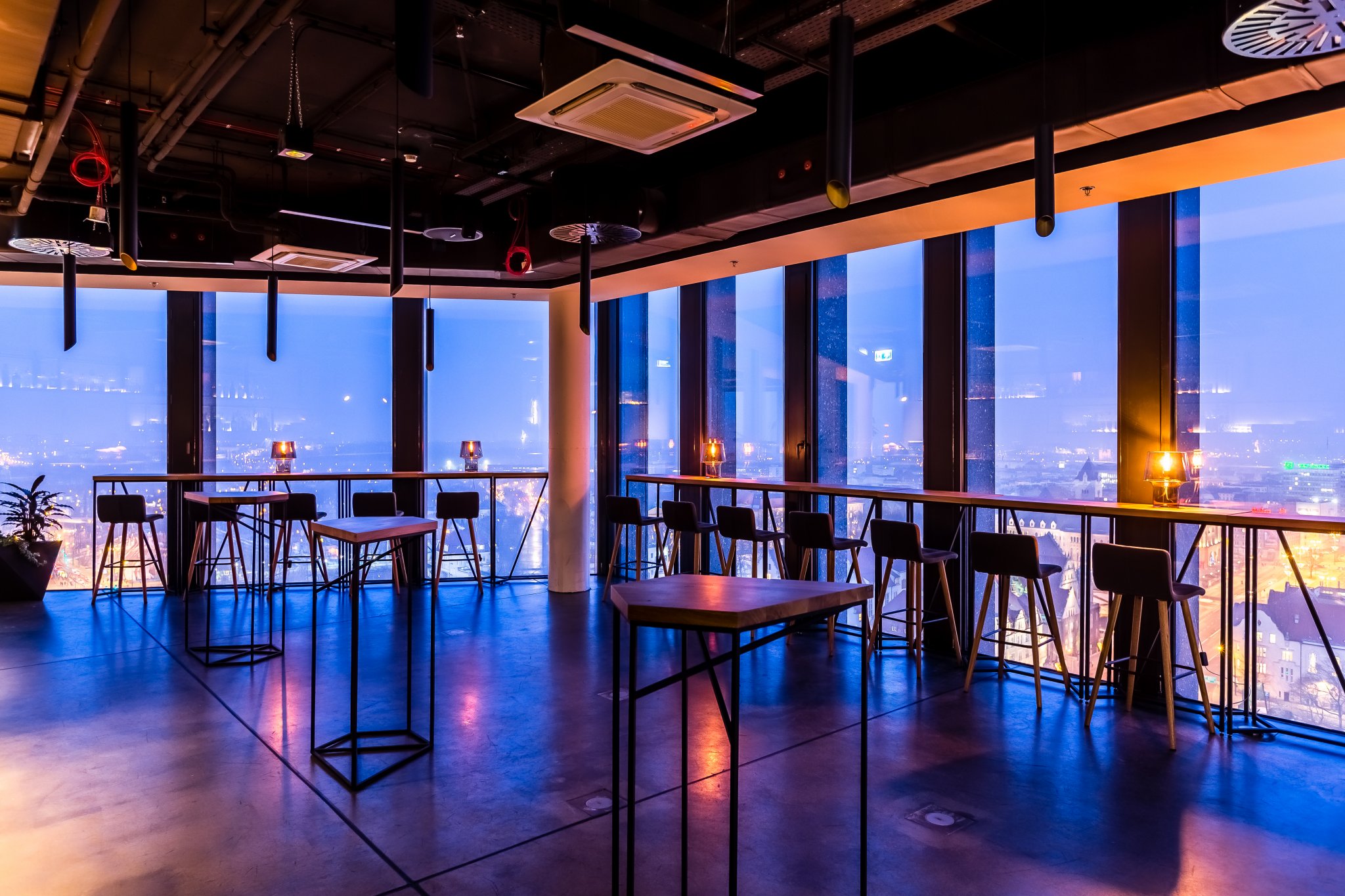 都市之巅 · MUS 餐厅的现代空间设计-17