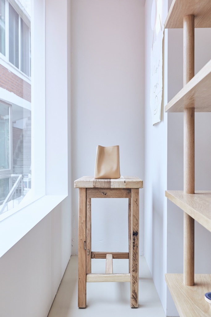 极简 28 平服装品牌展示空间-11