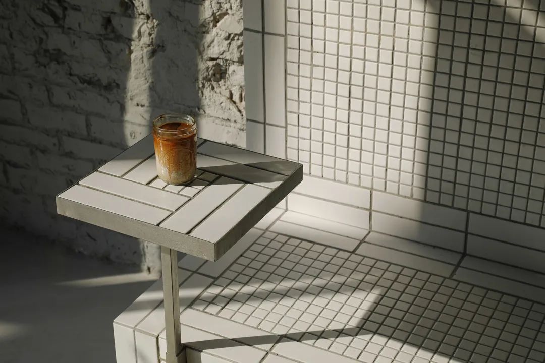 减弱观看者对空间进行“风格化”归类的急迫感，转而关注材料的“趣味”-32