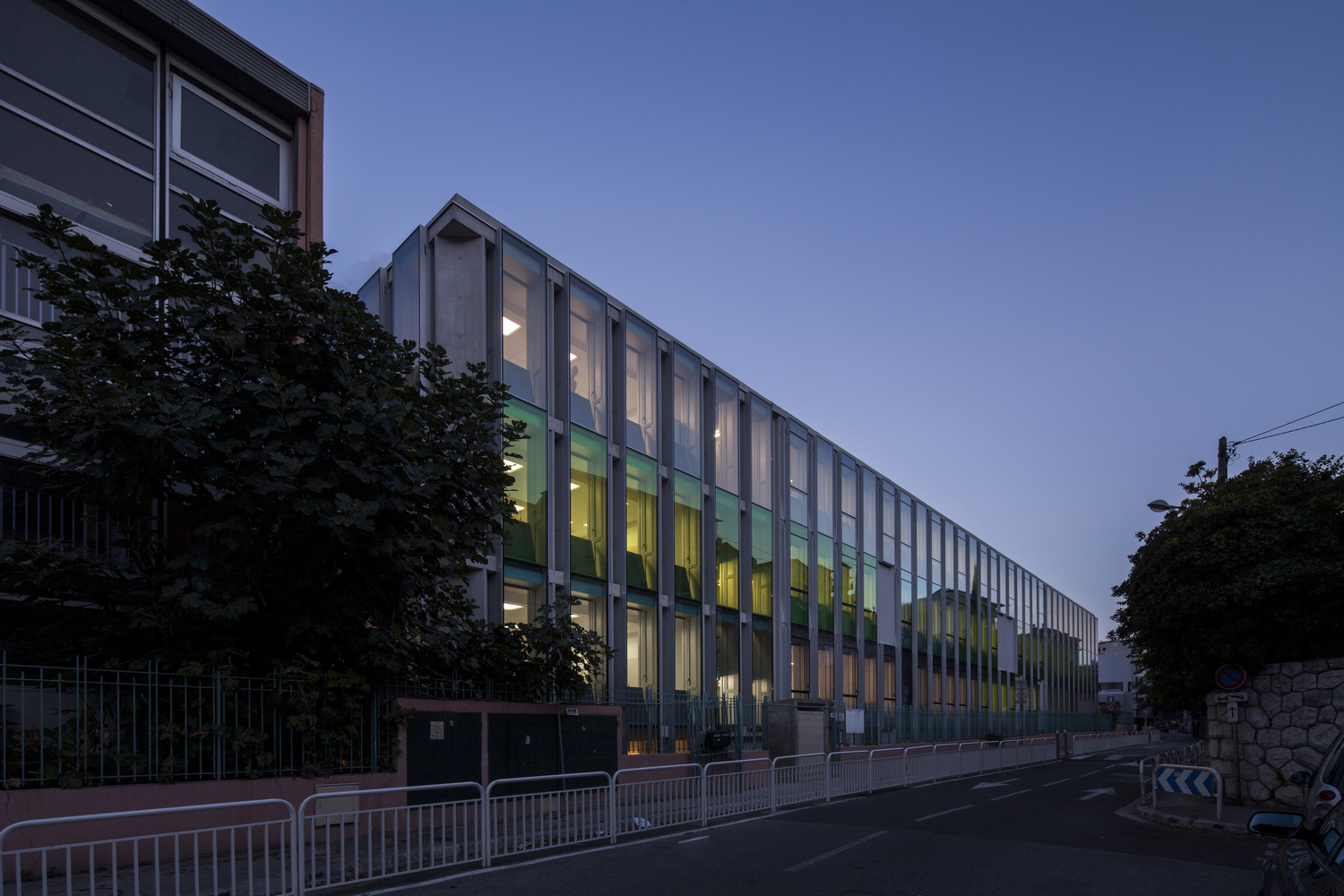 法国尼斯 Simone Veil 中学,融入环境的和谐设计-41