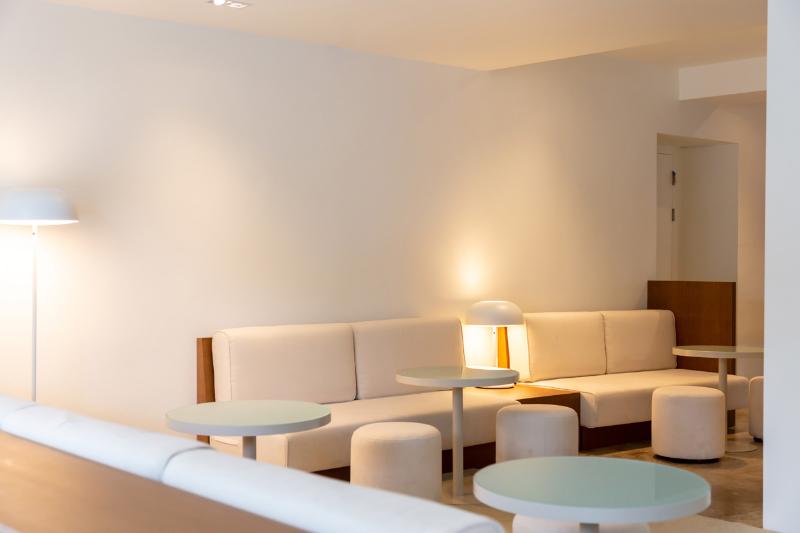 25 坪温暖氛围的白色与木质调咖啡馆设计-11