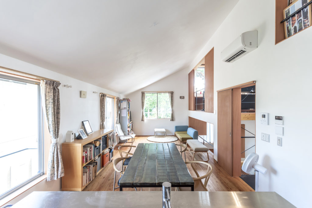 外にも中にも視線が抜けるおおらかなつくりで人が集まる家 | Architecture | 100%LiFE-1