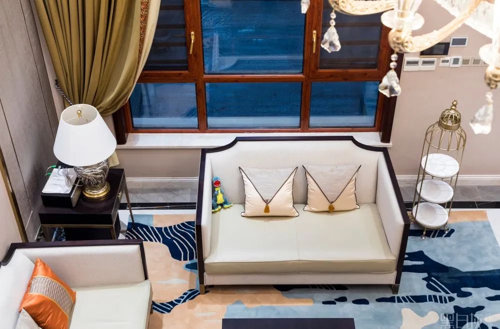 万霖花园轻奢新中式，金色黄铜与白色木元素打造包容空间-25