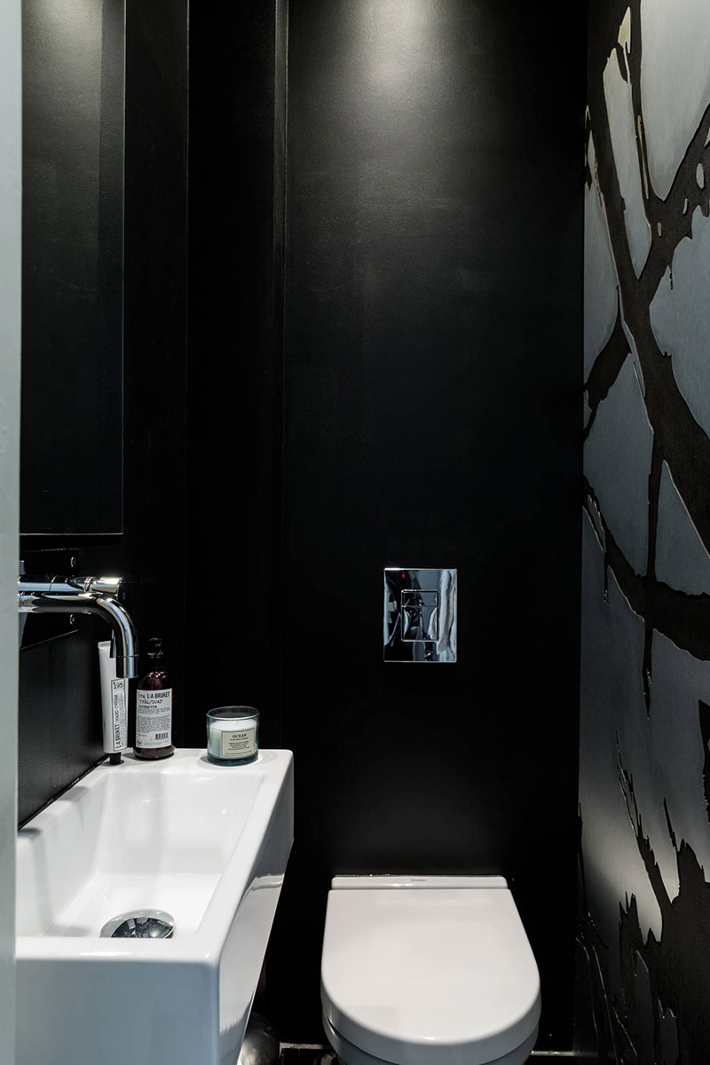 瑞典 65 平米开放式公寓 | 全透明卧室、亮丽铜墙、狭长衣帽间-17