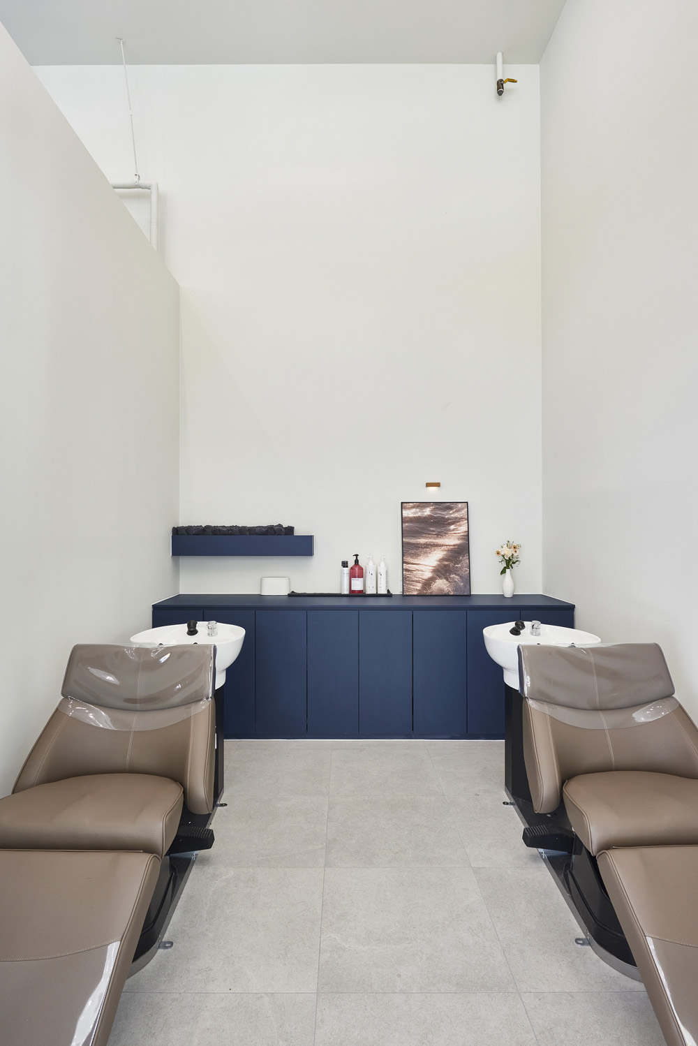 明亮舒适的 17 平米美容室，极简设计的典范-13