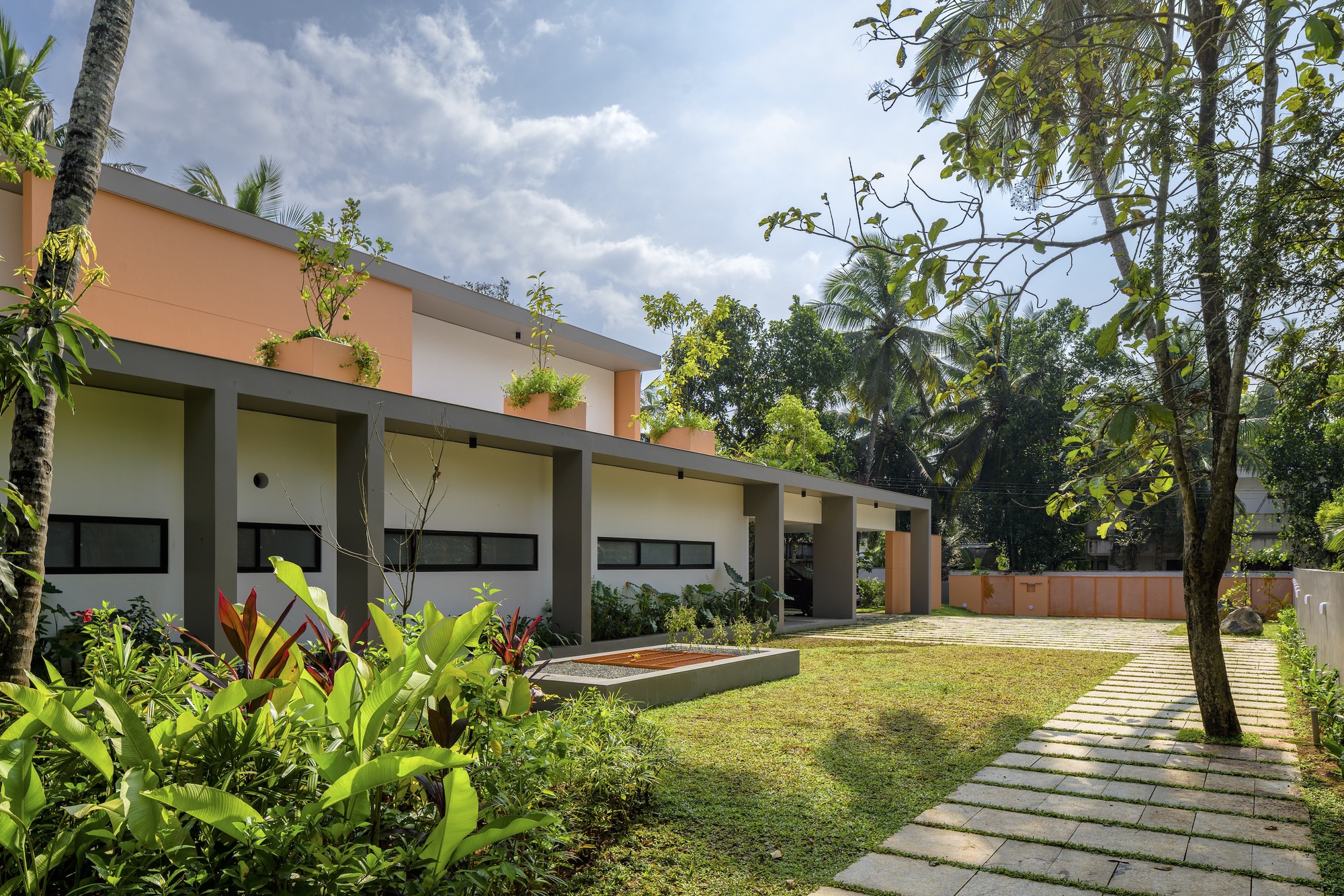 色彩爆发屋丨印度丨LIJO RENY architects-37