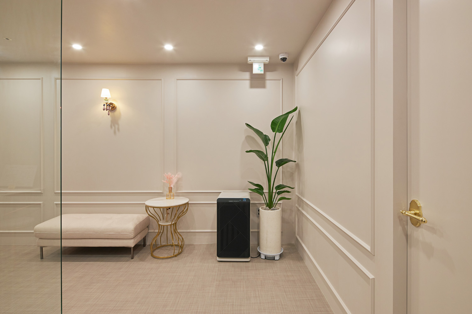 19 平现代简约风格白色 tone 皮革店室内设计案例-7